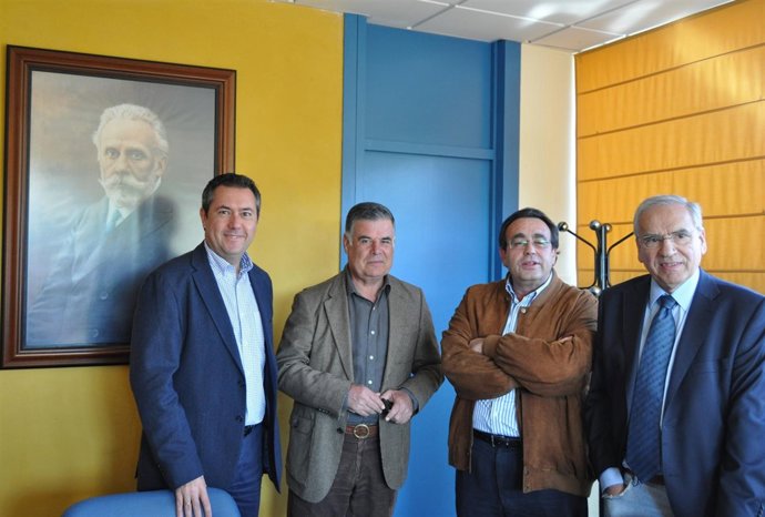 Guerra Junto A Los Líderes Del PSOE De Sevilla Y De UGT.