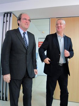 Ángel Gabilondo Junto A Jesús Caldera En La Sede Del PSOE De Salamanca