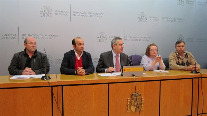 El Delegado Junto A Pedro López Y Representantes Juntas Vecinales PSOE E IU