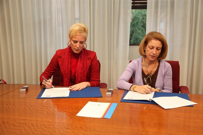 La Rectora De La CEU-UCH Y La Presidenta De ANAFIQ Firman Un Convenio.