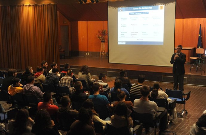 Jornada De Educación Financiera De Unicaja En IES Heliópolis De Sevilla