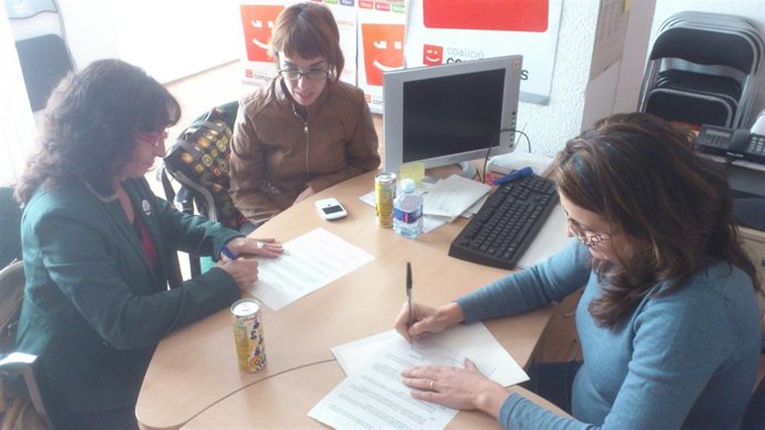 Oltra Firma El Contrato En Defensa De La Dependencia, En Nombre De Compromís.