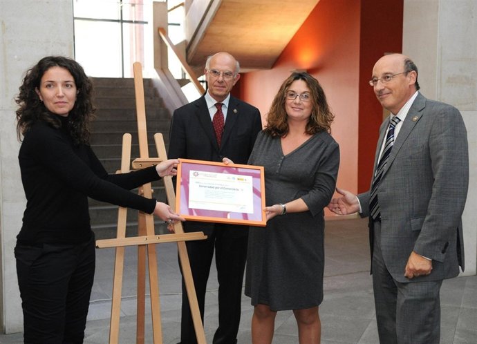 El Rector Recibe El Título De Universidad Por El Comercio Justo