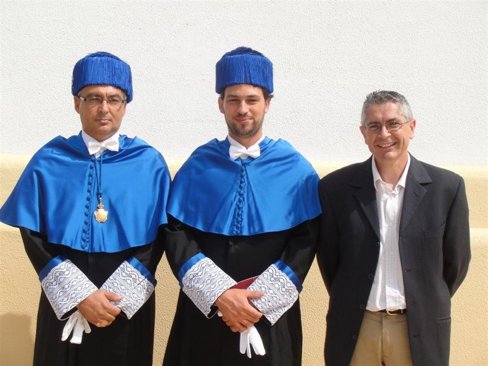 El Doctor Muñoz Molina (Centro), Beneficiario De Una Beca Fulbright. 