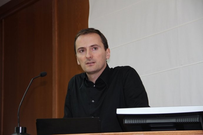 Antonio Acín Durante Su Ponencia