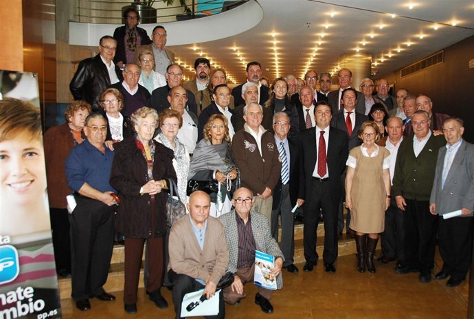 Cervera Con Representantes De La Tercera Edad.