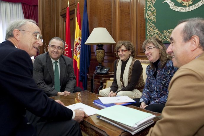 Maya Junto A Los Responsables De La Fundación Tutelar Navarra.