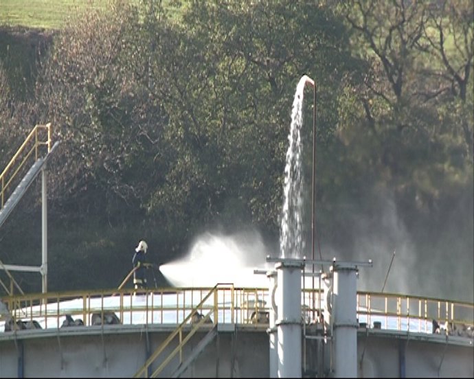 Los Bomberos Trabajan En Las Instalaciones De Profusa