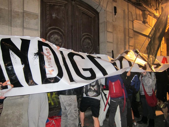 Los 'Indignados' Ocupan Un Edificio Del Gòtic