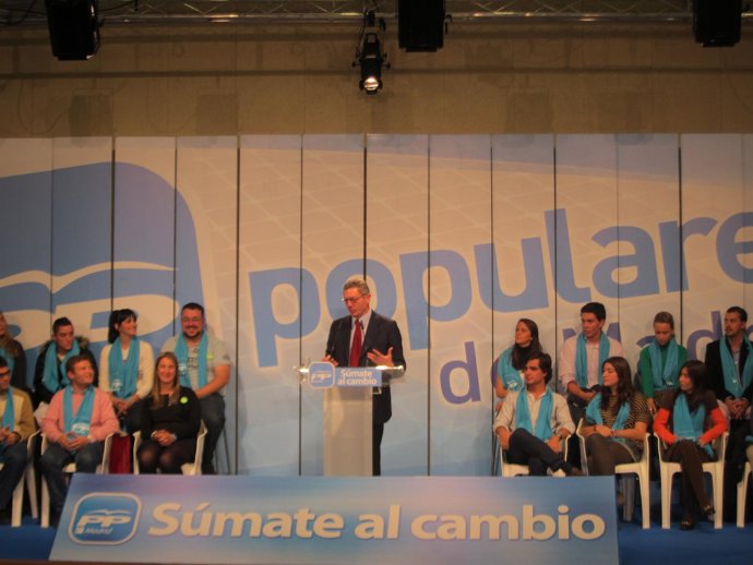 Alberto Ruíz-Gallardón En Un Mitin En Carabanchel