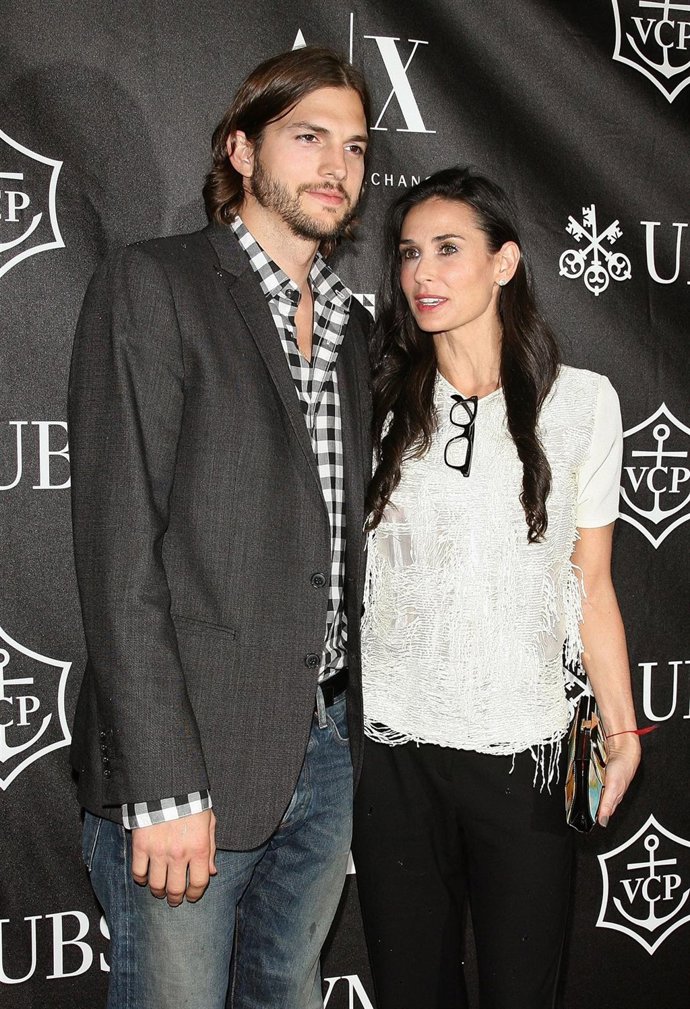 Ashton Kutcher Y Demi Moore Posan Abrazados En Un Photocall