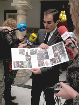 El Alcalde De Córdoba, José Antonio Nieto, Con El Tríptico De Patios