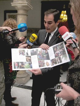 El Alcalde De Córdoba, José Antonio Nieto, Con El Tríptico De Patios