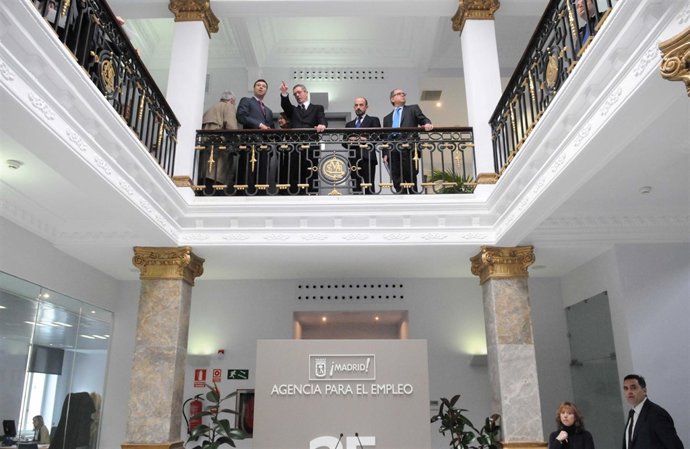 Gallardón visita una nueva agencia para el empleo