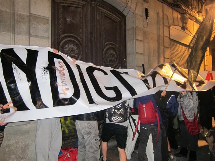 Los 'Indignados' Ocupan Un Edificio Del Gòtic