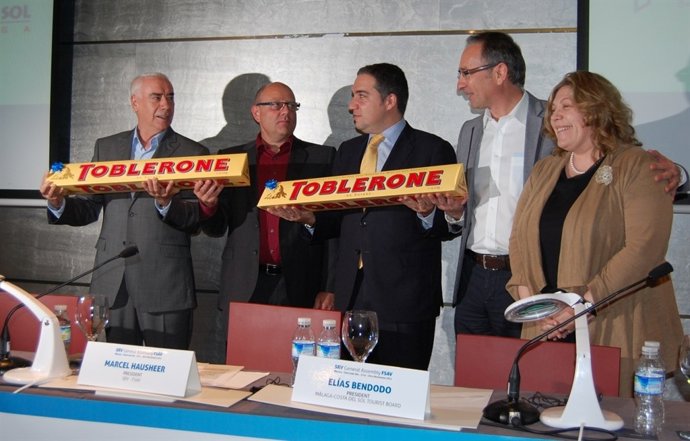 Luciano Alonso Y Elías Bendodo Con El Regalo De Los Agentes De Viajes Suizos