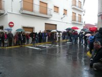 Cerca de 250 personas se concentran en Benitatxell para apoyar a la familia del bebé fallecido