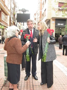 Belloch Y Alegría (PSOE) Charlan Con Una Vecina Del Barrio De Delicias