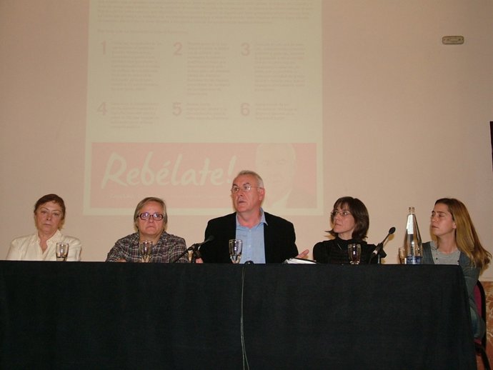 Coordinador General De IU Cayo Lara En Un Acto Electoral Con Mujeres