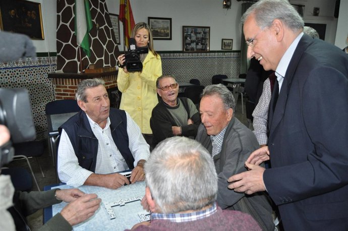 Alfonso Guerra, En El Hogar Del Pensionista De Bellavista
