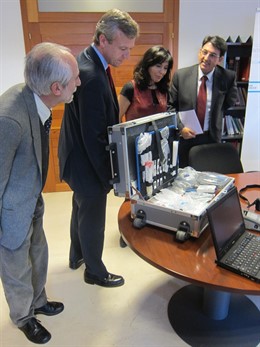 El Conselleiro De Presidencia Y El Director Del Imelga Ante El Nuevo Material