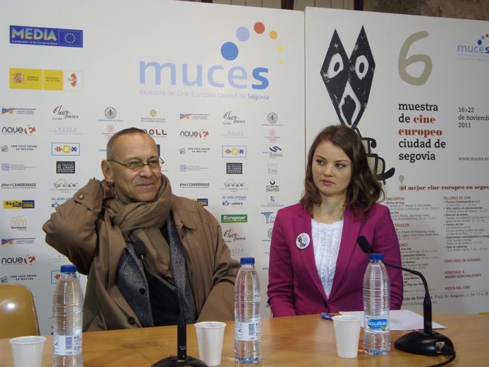 El Director De Cine Ruso Andrey Konchalovsky Con Su Intérprete