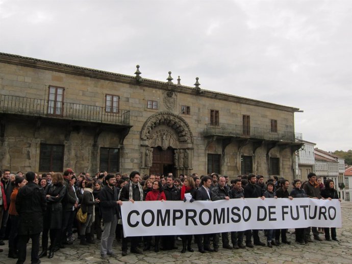 Investigadores Concentrados Frente A San Xerome