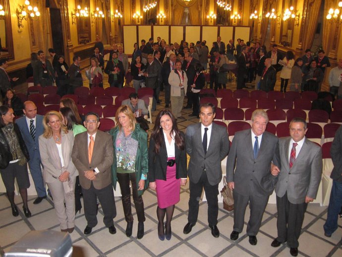 Representantes De Las Instituciones En Un Encuentro De AJE