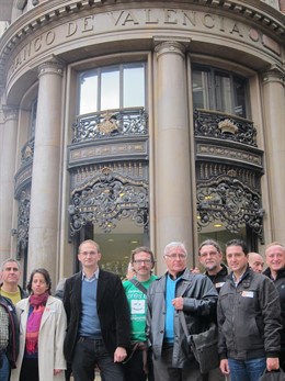 Herrera Y Ribó Con Miembros De Compromís Ante La Sede De Banco De Valencia.