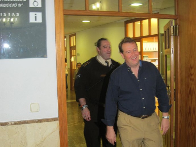 Francesc Buils, Flanqueado Por Primo