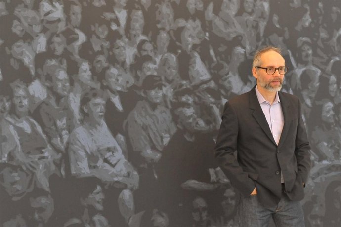 Wayne Gonzales Ante Una De Sus Obras Expuestas En El CAC Málaga