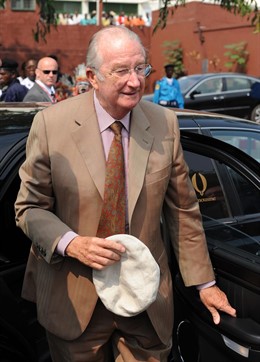 El Rey Alberto II De Bélgica Saliendo De Un Coche