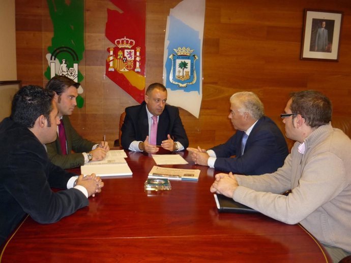 El Concejal De Economía, Juan Carlos Adame, Junto A Miembros De Feansal.