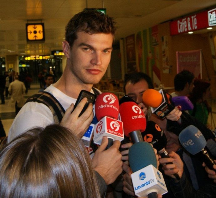 El Pívot Del Valencia Basket Tiago Splitter A Su Llegada A Valencia
