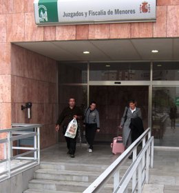 Los Padres De La Niña De Arriate Y La Abogada, Saliendo Del Juicio