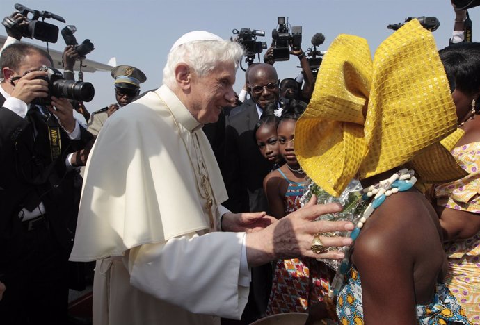 El Papa Benedicto XVI De Visita En Benin 