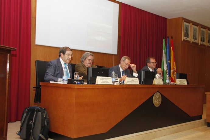 Mesa Redonda Sobre Energías Renovables, Con El Presidente De Protermosolar