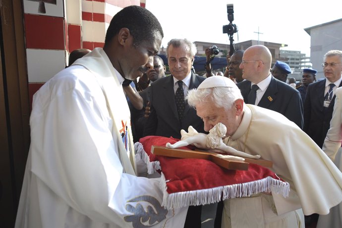 Papa Benedicto XVI En África