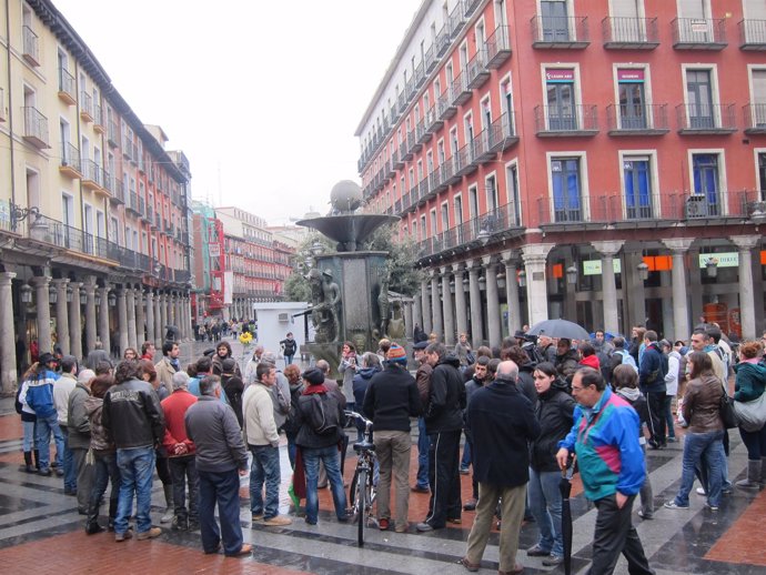 Manifestantes Del 15M En La Fuente Dorada De Valladolid