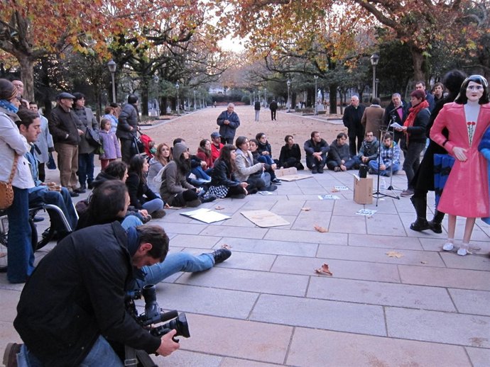 'Indignados' Participan En Una Concentración En La Alamenda Compostelana