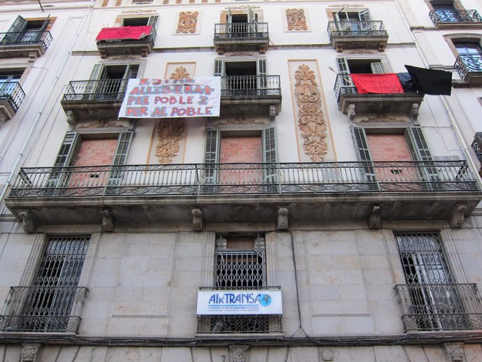 Edificio Okupado En El Número 7 De Duc De Medinaceli (Barcelona)