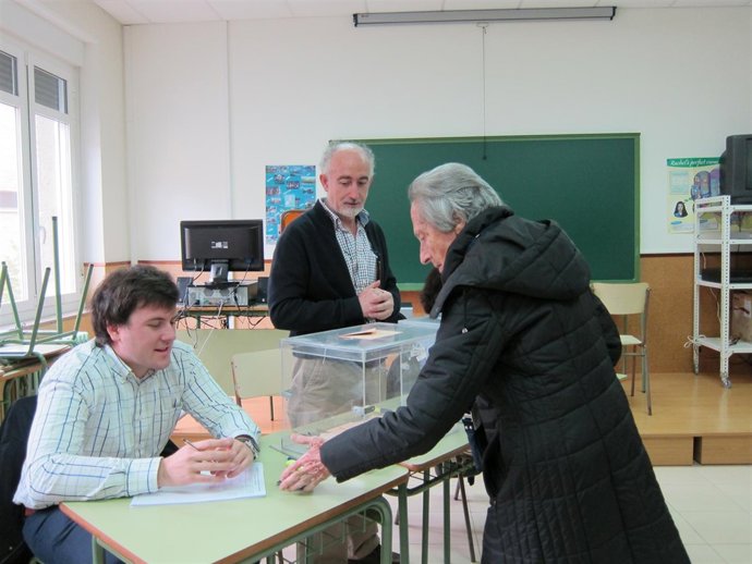 Una Ciudadana Navarra Votando En Un Colegio Electoral.