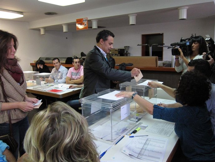 Conrado Escobar, Votando En Su Colegio Electoral