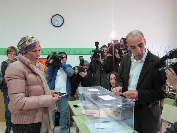 Uxue Barkos Depositando Su Voto En Pamplona.