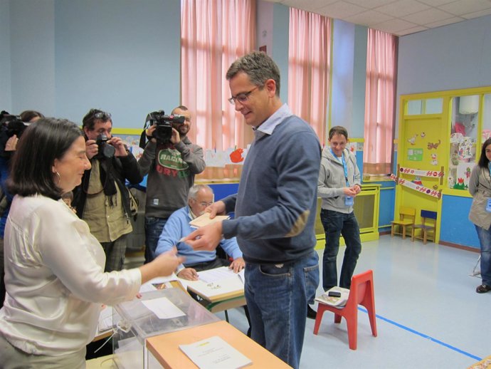 Antonio Basagoiti Vota En Bilbao