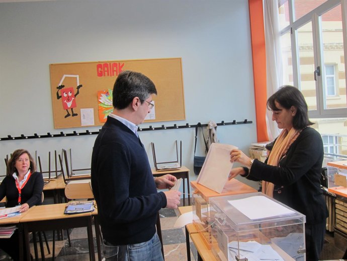 Mikel Arana Votando En Las Elecciones Generales