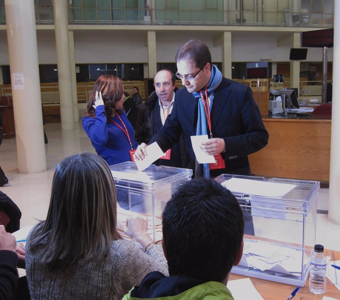 El Candidato Del PSOE César Luena, Votando