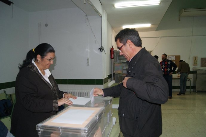 Ramón Ortiz (PSOE) Votando