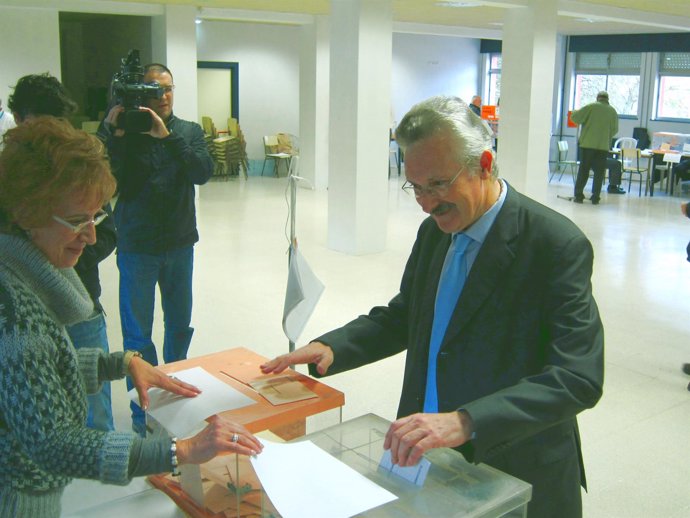 Antonio Trevín Vota En Las Generales 2011