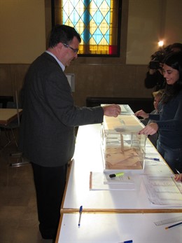 El Consejero De Universidades, José Ballesta, Votando En San Esteban